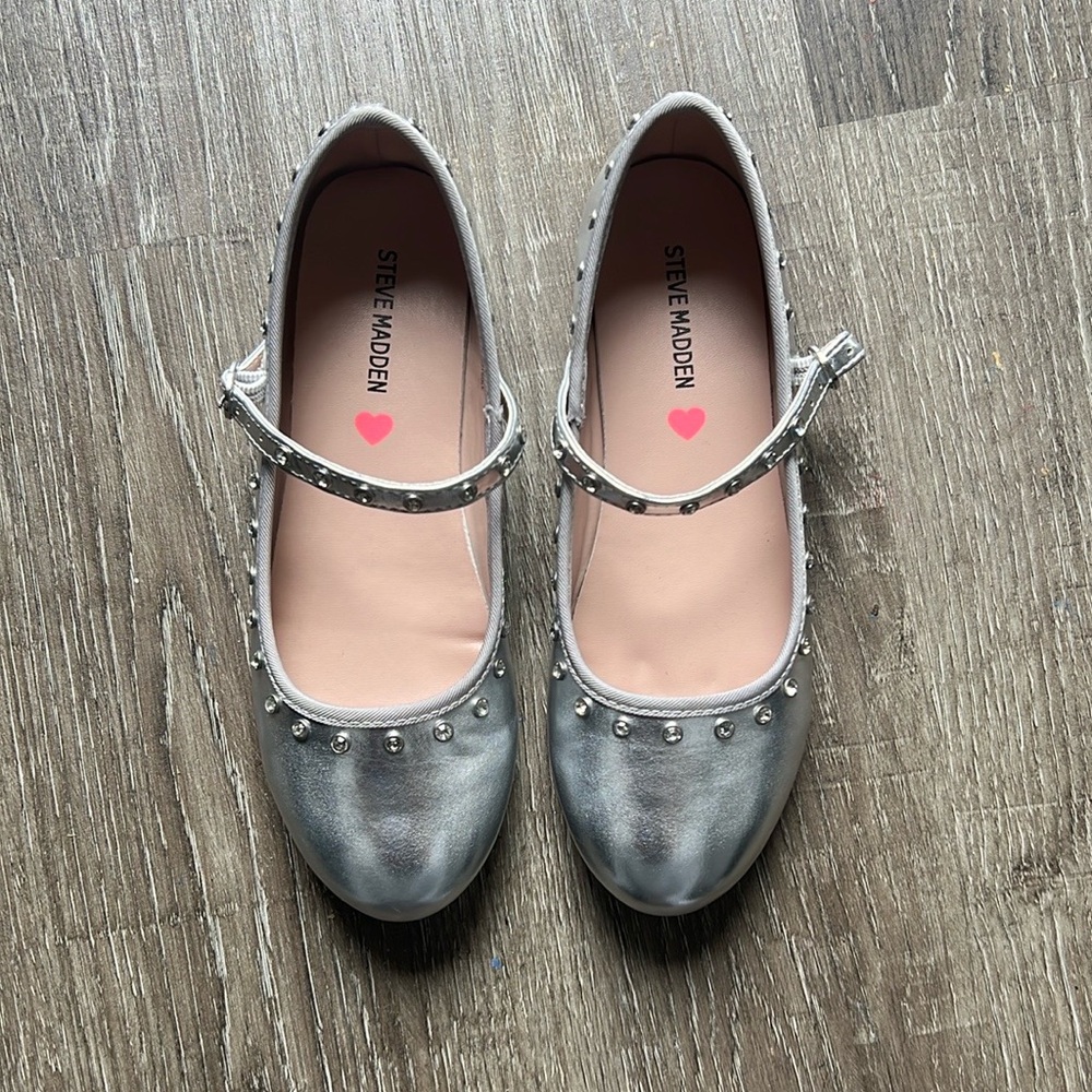 Steve Madden Silver Dress Shoes with Textured Soles